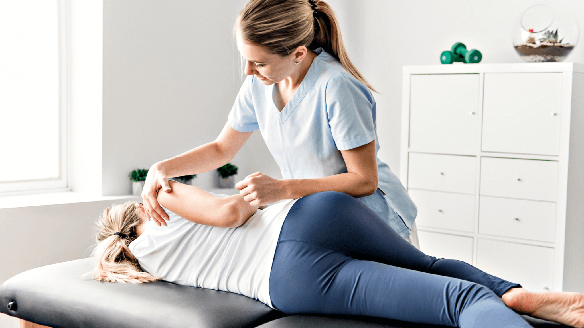 fisioterapeuta realizando terapia en una paciente mujer Madrid