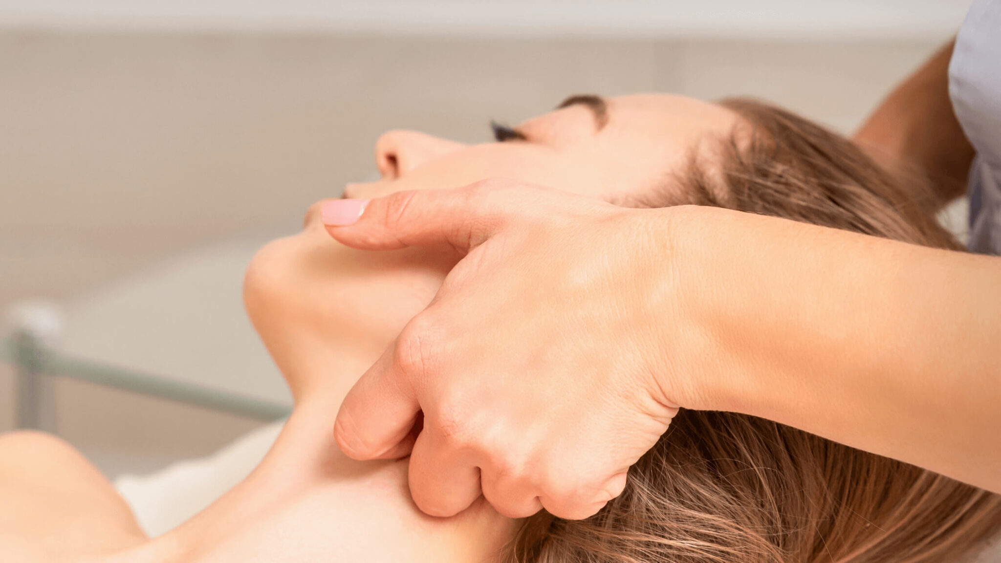 Fisioterapeuta realizando masaje de Drenaje Linfático Manual a un paciente