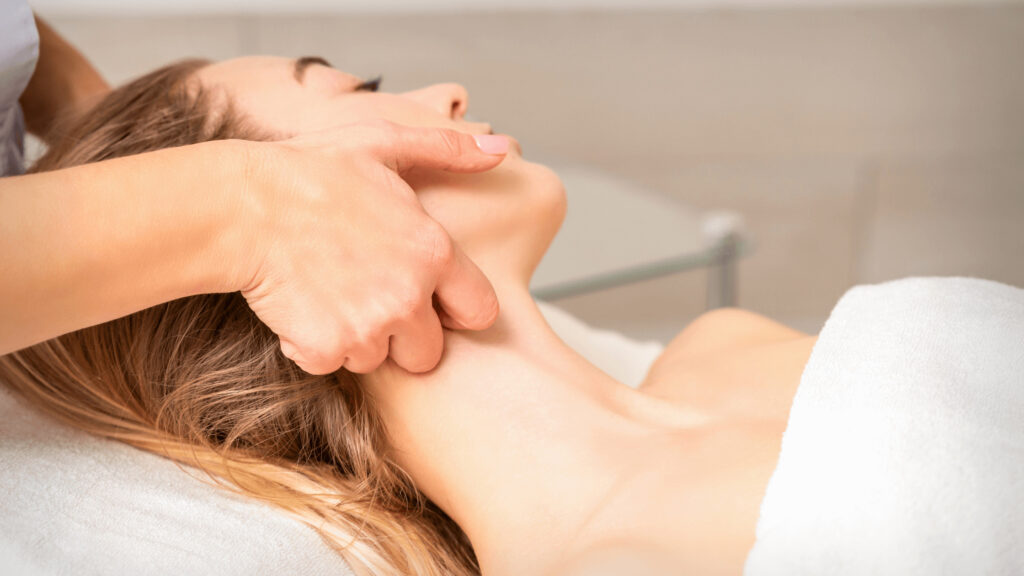Fisioterapeuta realizando masaje de Drenaje Linfático Post Operatorio a una paciente