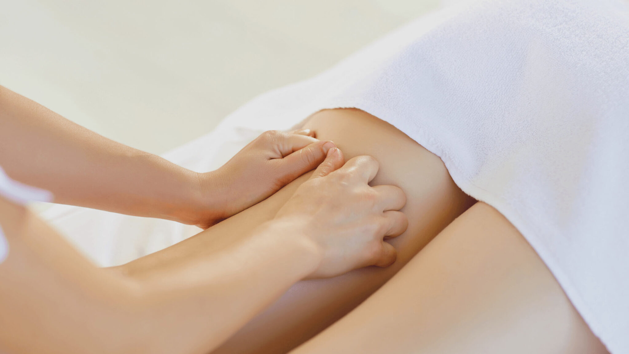 Fisioterapeuta realizando masaje de Drenaje Linfático Piernas a una paciente