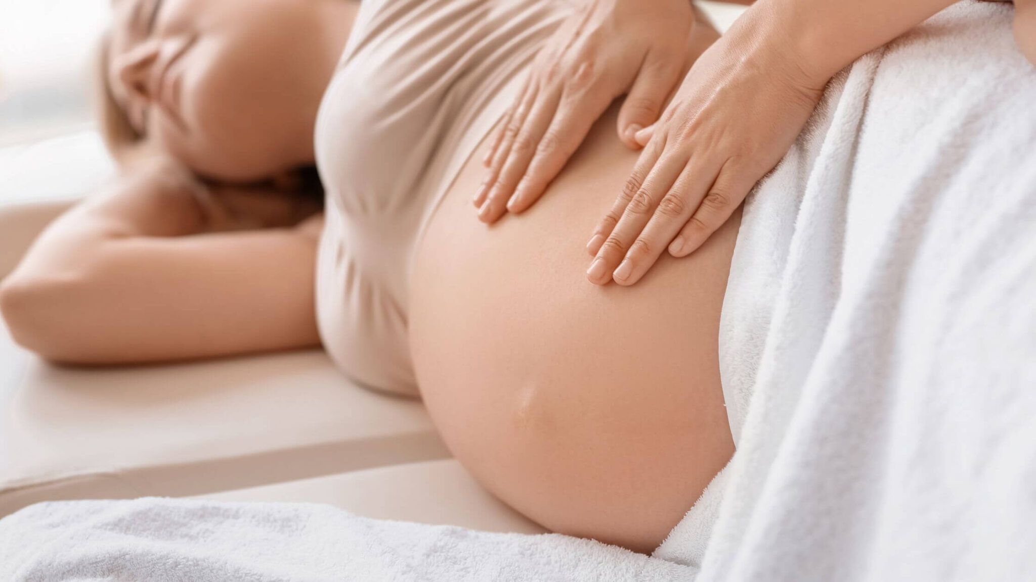 Fisioterapeuta realizando masaje de Drenaje Linfático Embarazadas a una paciente