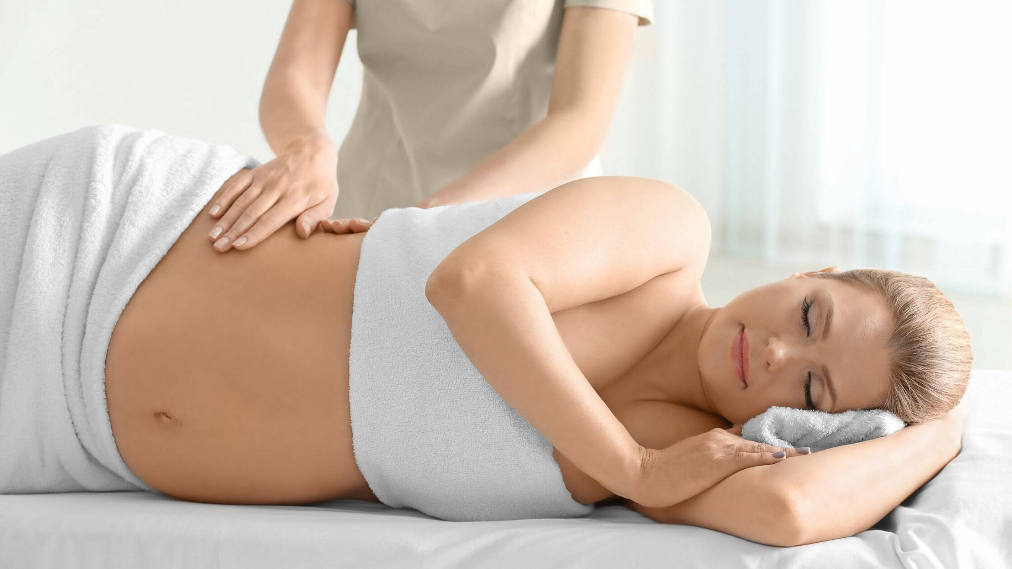 Fisioterapeuta realizando masaje de Drenaje Linfático Embarazadas a una paciente